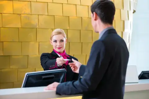 Recepcjonistka w hotelu: Ile godzin? 12h zmiany i Kodeks pracy